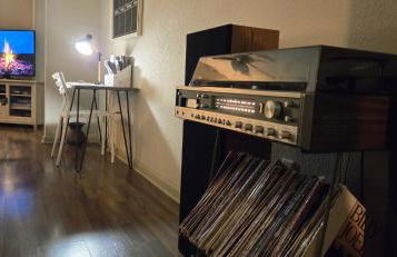 Old Fort Loft King & Queen suites nearest accomodation to Marshals Museum power your EV for free! - Foto 25