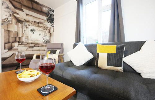 Highfield House by N and N Stays, Perfect for Contractor and Corporate Stays 2 Bed House with Free on street Parking - Photo 24