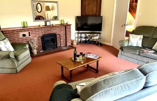 A spacious hidden gem with hot tub, lovely garden & views - Foto 8