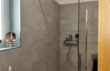 Sehr schöne Wohnung,komplett neu eingerichtet - Foto 17