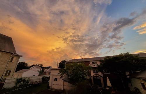 The Gold Room near downtown trains fast wifi - Photo 53