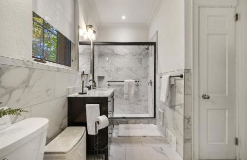 Stylish Mountain Retreat with Sunroom and Pergola - Foto 50