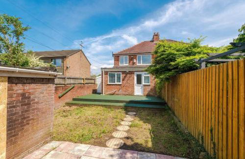 Classic 4 Bedroom House in Wirral with WiFi & Parking Sleeps 9 by PureStay - Foto 28