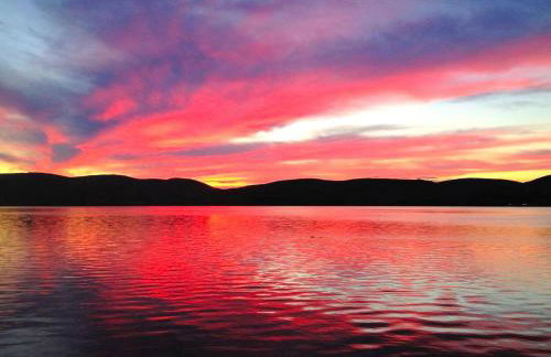 Charming Cabin with Serene Lake Views for a Family Getaway near Pittsfield, Massachusetts - Foto 13