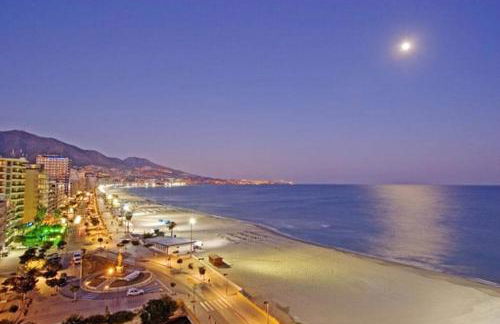 Sun-Drenched, Sea-View Apartment with Giant Patio! - Photo 34