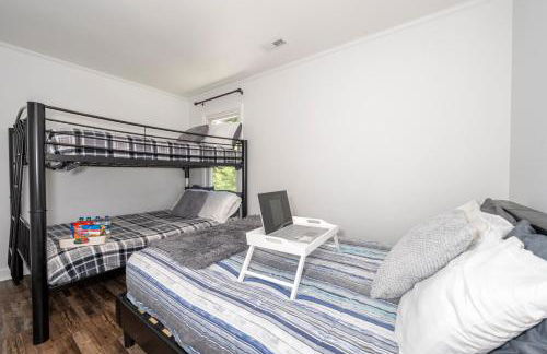 Arcade, Ping Pong, Hot Tub, Gas Grill, & King Bed - Photo 57