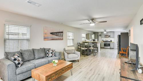 Steps to Seawall Fenced Family Home in Galveston! - Foto 4