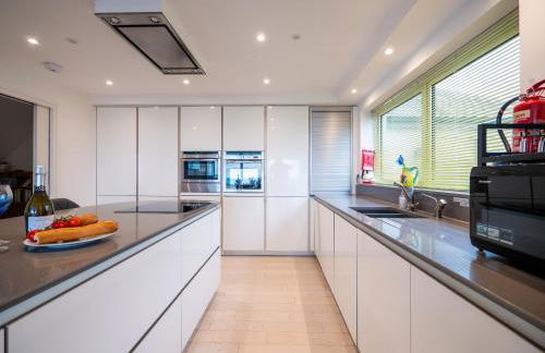 Spacious Coastal Retreat with Sea Views - Foto 15