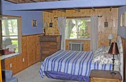 Rustic Waterfront Cottage Rental on the Guadalupe River in Texas - Photo 4