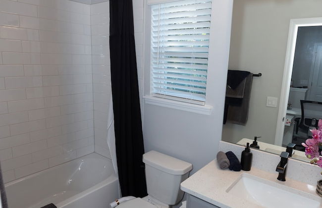 Pet Friendly Modern Zen Studio Retreat W/ Hot Tub! Home by RedAwning - Foto 29