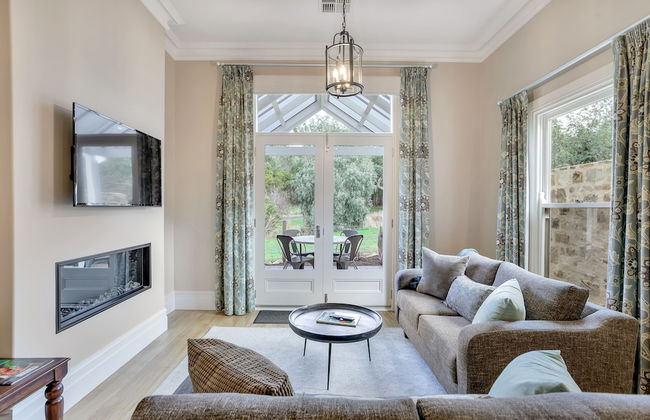 Grandview Accommodation - The Elm Tree Apartments - Photo 18