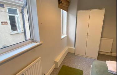 Balmoral House - Holiday Home - Photo 18