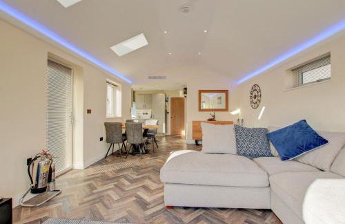 Hunters Cottage - Luxury, high end, hot hub, AC, slipper bath, couples retreat - Photo 15