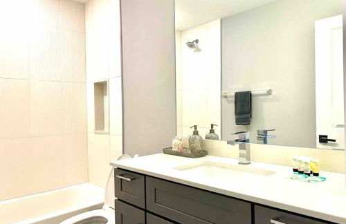 Luxe Penthouse with Private Parking & Rooftop w TV - Foto 25