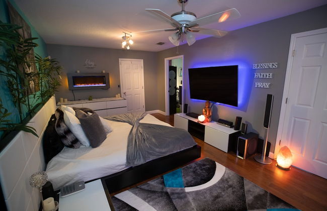 Gorgeous Urban Oasis W/hot Tub, Heated Pool And Private Movie Theater 3 Bedroom Home by RedAwning - Foto 10