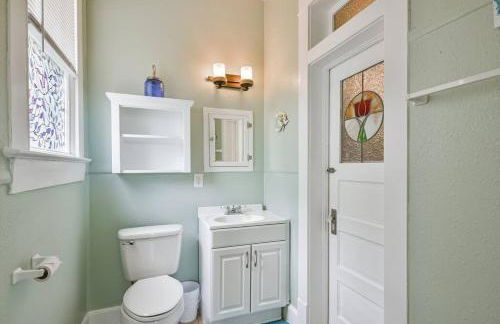 Coastal Blue Beach House with 3 Bedrooms and Just off the Seawall - Foto 15