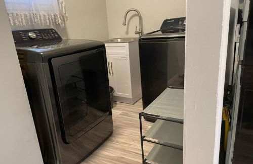 Cozy Roomy family sized apartment on major bus route close to all - Foto 21