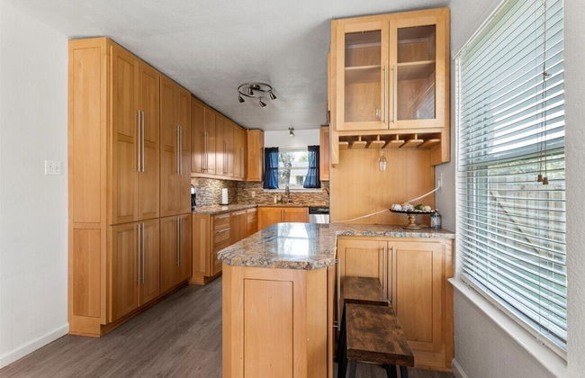 Oasis w Huge Pool & BBQ Patio - Photo 14