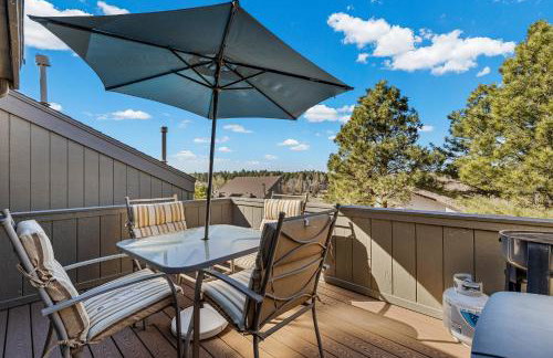 Charming Country Club Condo with Loft & Fireplace - Foto 20