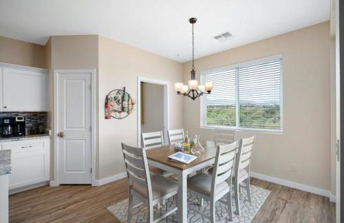 Stunning Views + Hot Tub + Location! 3 bed/3 bath - Foto 9