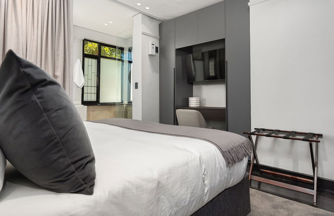 One Calais Luxury Apartments - Photo 5