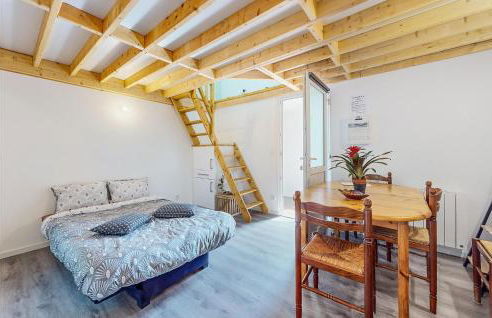 Stunning Home In Neuilly Le Vendin - Photo 20