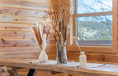 Cabin 1 - Peaceful Cabin Near River with Fire Pit and Hot Tub - Foto 18