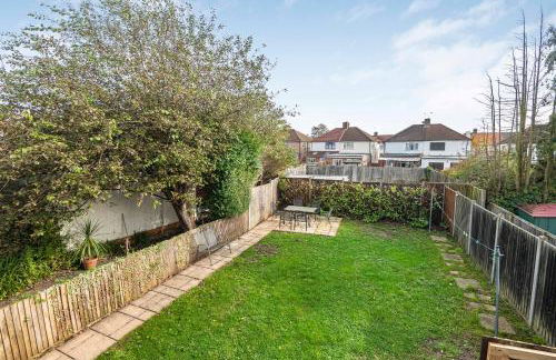 Spacious 4 Bedroom Home, Prime Location, Parking - Photo 5