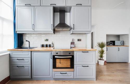 Serene One Bedroom Apartments Holborn, 10 Min Walk to Oxford Street - Photo 2