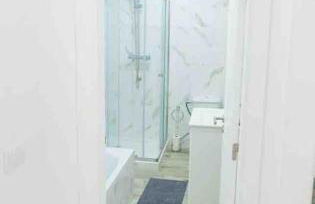 Bright and modern flat with air-con and free parking - Foto 9