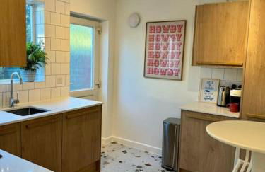 Harbourside garden flat with parking - Photo 7