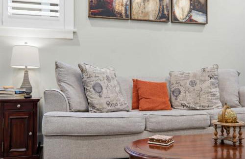 Charming Home in the Highlands W Private Backyard - Foto 18