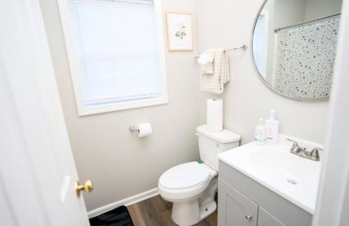 Modern Two BR Townhome, Workspace, Free Parking and Wi-Fi - Foto 23