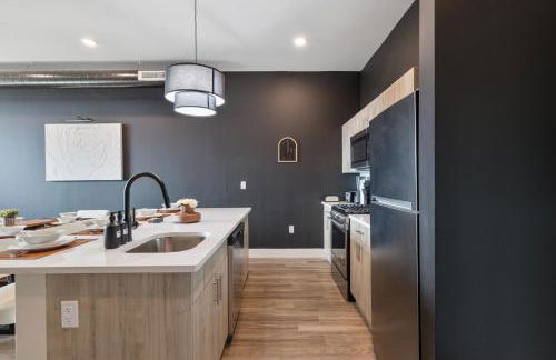 2BR 2BA, King bd, Gym, Free Parking, 8min to Train - Foto 20