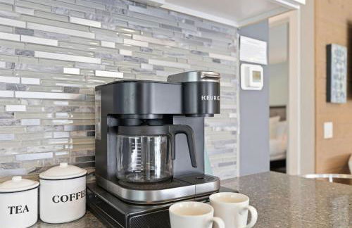 Stunning Beach Home - large patio, parking, ac & dog friendly! - Foto 75