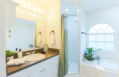 Salty Tide Getaway - Nightlife, Pool, Play, Beach - Foto 23