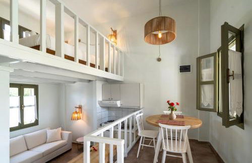 Aeolus pool apts - Photo 2