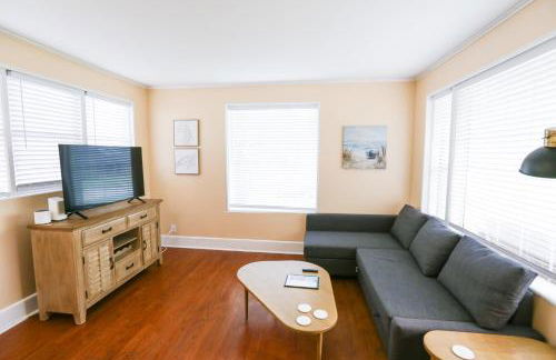 Centrally Located Efficiency One Mile to the Beach! - Foto 1