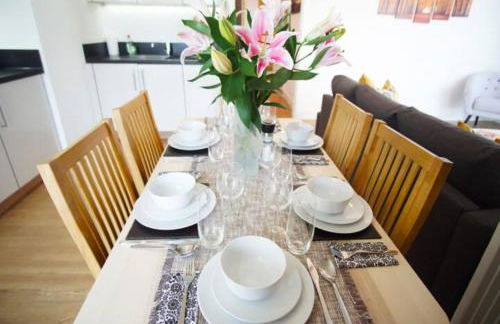 Spacious 2BR 2BA Apartment with Balcony & Free Parking - Near ExCeL & City Airport - Foto 14