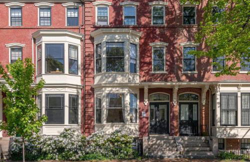 Local Landmark - Gorgeous Historic Home - Foto 14