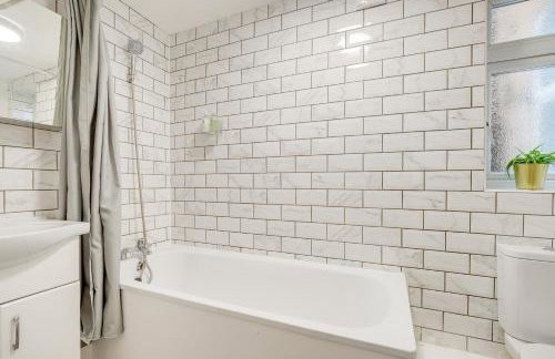 Spacious House in North London, very close to train station and bus stops, near Tottenham Stadium & lots of parking - Photo 7