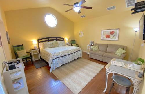 Comal Inn - Photo 17