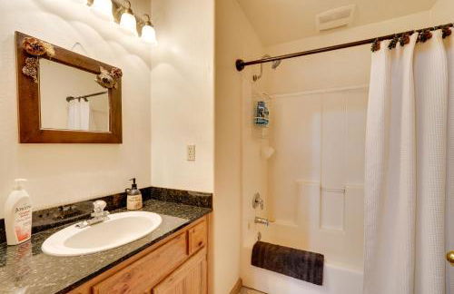 Pet-Friendly House with Deck Near Crater Lake! - Foto 34