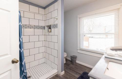 5 Bedroom 3200 Sq Ft House for Downtown Travelers - Photo 37