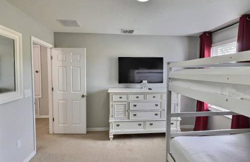 4BR Bella Vida Lakeview Pool Townhome - Photo 24