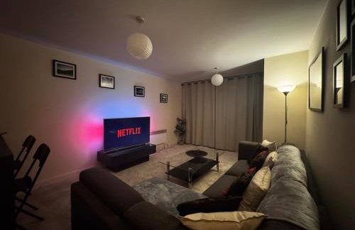 Cosy 2-Bed Modern City Apartment with Balcony - Foto 1