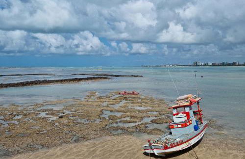 Apê na orla com vista pro mar e limpeza diária - Foto 15