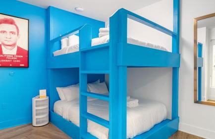 Dual Bachelor Pads w/ Rooftop Lounge & Games Sleeps 26 5 Min to Broadway - Foto 85