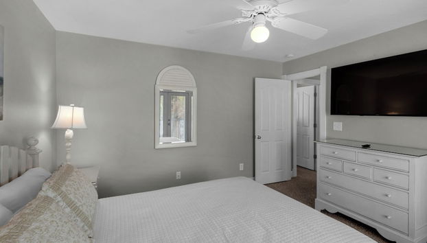 2 Minutes to Beach & Next to Pool - Free Beach Setup, Sleeps 12 - Foto 2, Habitación