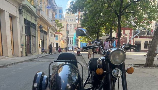 Classic or Sidecar Motorcycle Tour of Havana - Photo 5